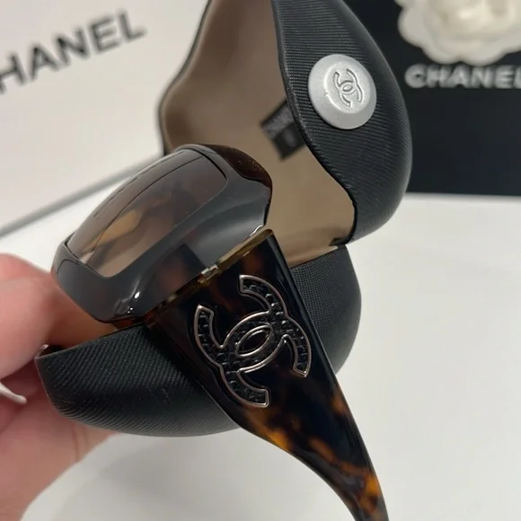 CHANEL sunglasses Comes with Case - Picture 9 of 11